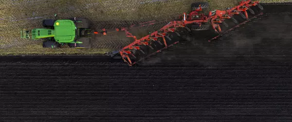 The MULTI-CHALLENGER XT ploughs on land to optimise traction and reduce soil compaction.