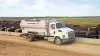 Caja de descarga BTC 155 montada en camión que reparte alimento al ganado.
