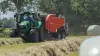 Perswikkelcombinatie VBP 3260 van KUHN aan het werk op een akker met gewikkelde balen