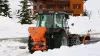 Distribuidor VSA de sal y arena en acción en una carretera de montaña en la nieve