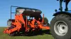 Vue avant du SELECT GG attelé au tracteur
